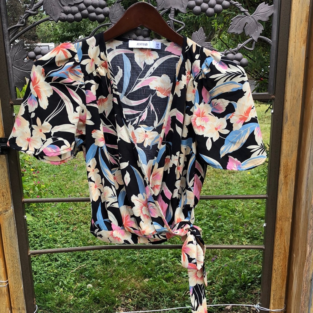 Just Fab floral crop blouses size XXS